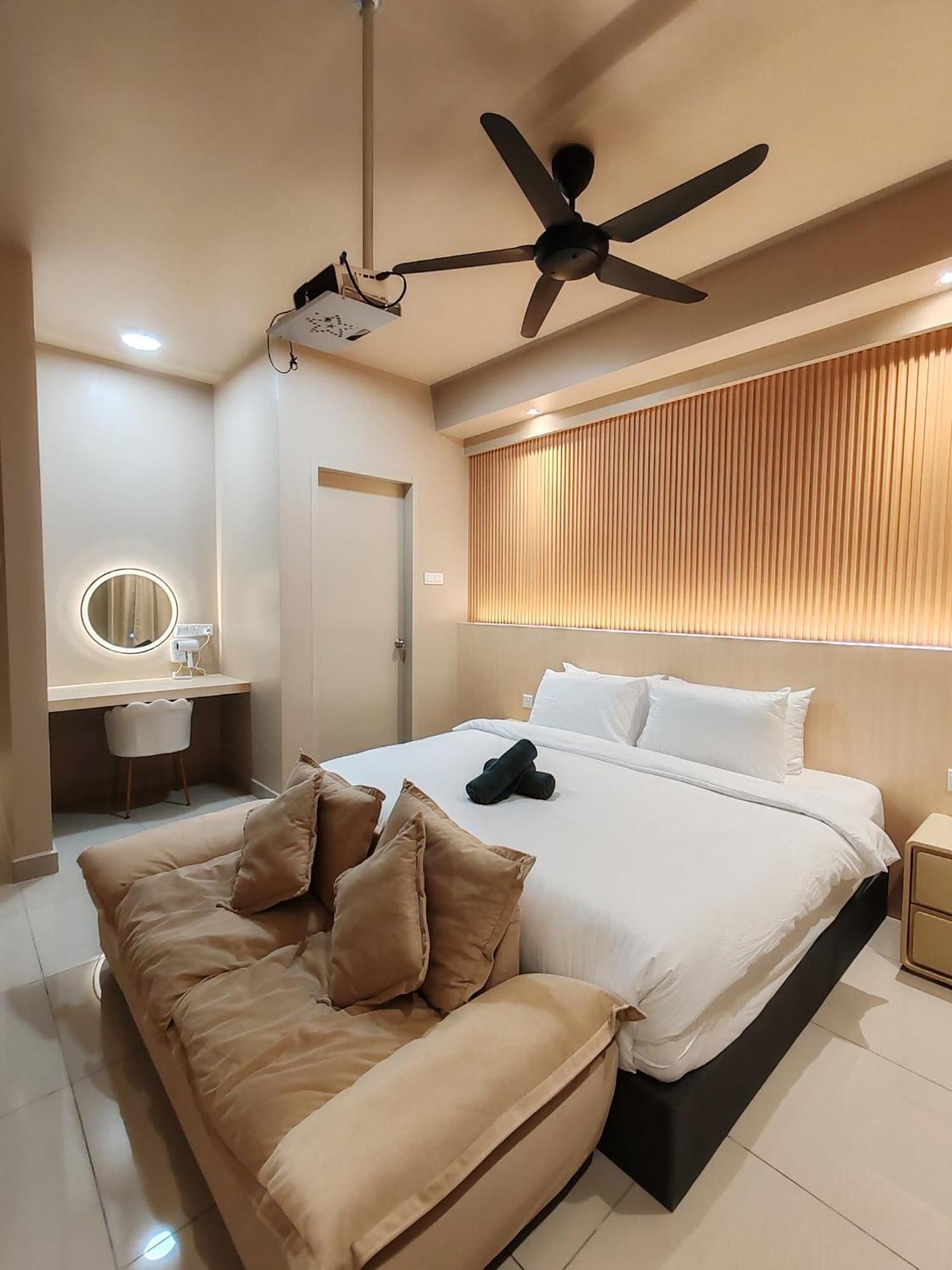 Luxury Couple L Free Netflix L Massage Chair L Bathtub L Wifi 200mbps L Town Area Bali Apartment
